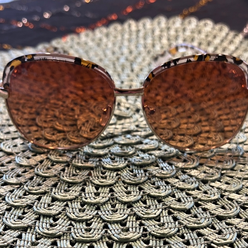 NWOT Round Gradient Brown Women’s Sunglasses. Unique design. No case